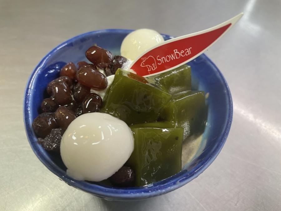 ほうじ茶ムースに抹茶味のわらび餅